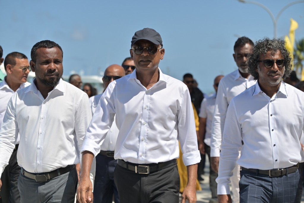 Vaudheh viyya evaudheh fuhddhai dheynan: Raees