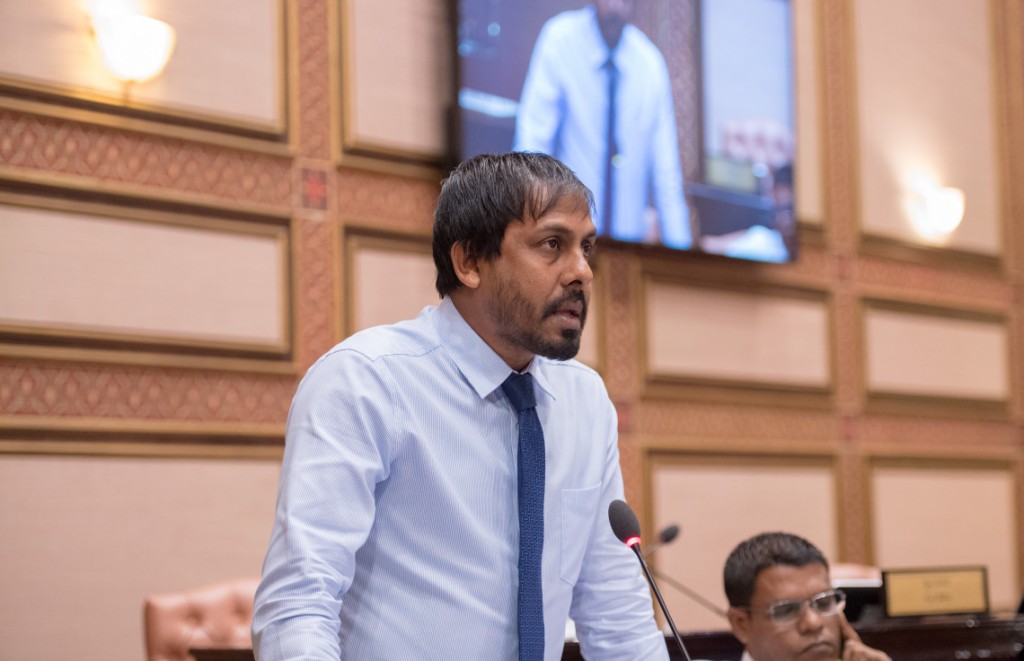 Sub contractor akah 8 lahkka ah vure gina rufiyaa dhahkan dhuvaafaru dhaairaage member Ismail Ahmed ah hukum kohffi