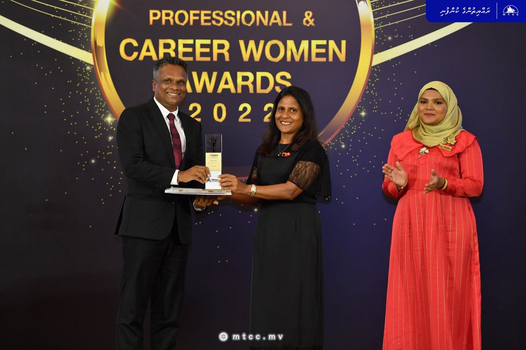 WIM maldives ge ''firihen champion'' award Azim ah