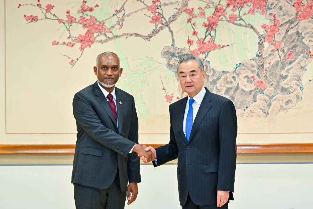Raees, China ge foreign minster aa badhalu kurahvaifi