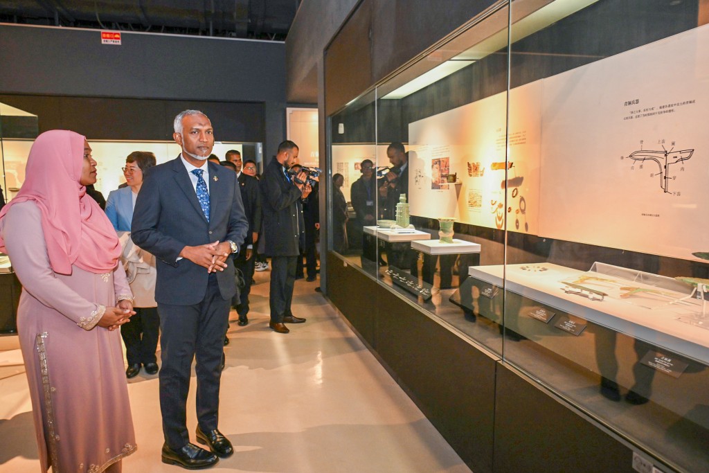 Photo: Raees ge dhekan'balun china ge fujian museum ah ziyaaraiy kurevvun
