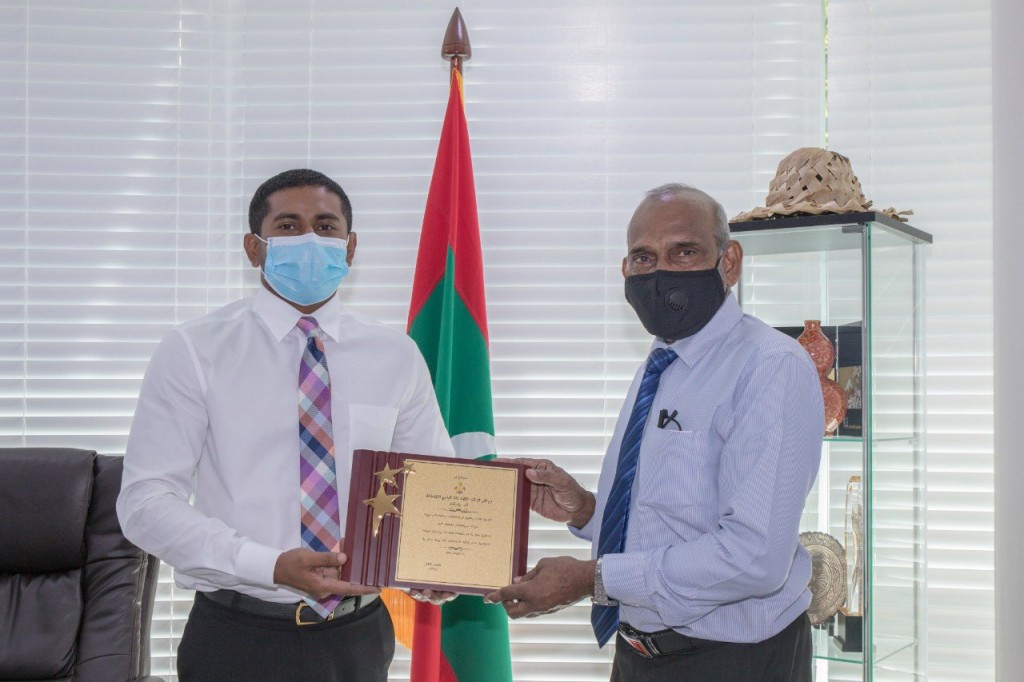 Kulhivaraabehey gaumee Majlis aai gaumee jamihyaathakuge inthihaabuthah EC in baavvaa gothah gaanoonu islaahu koffi
