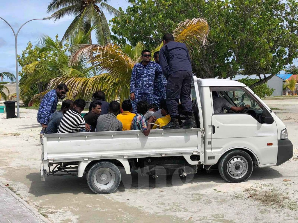 Enburi gaumah dhaan beynun bidheyseennah faseyha inithizaam thakeh hamajassaifi