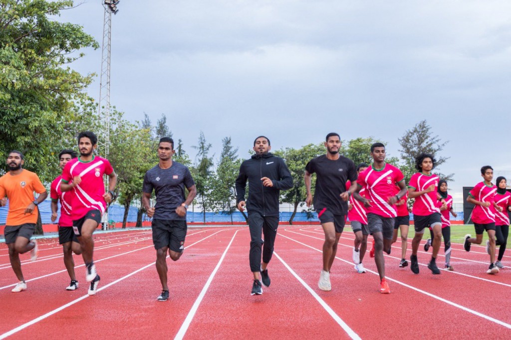 Veli track synthetic ah, Aanmunnah hulhuvaalan thayyaarukoh Minister aai athlete in track ah!