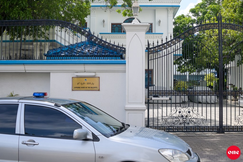 Supreme Court: No obstructions to issue court orders in English