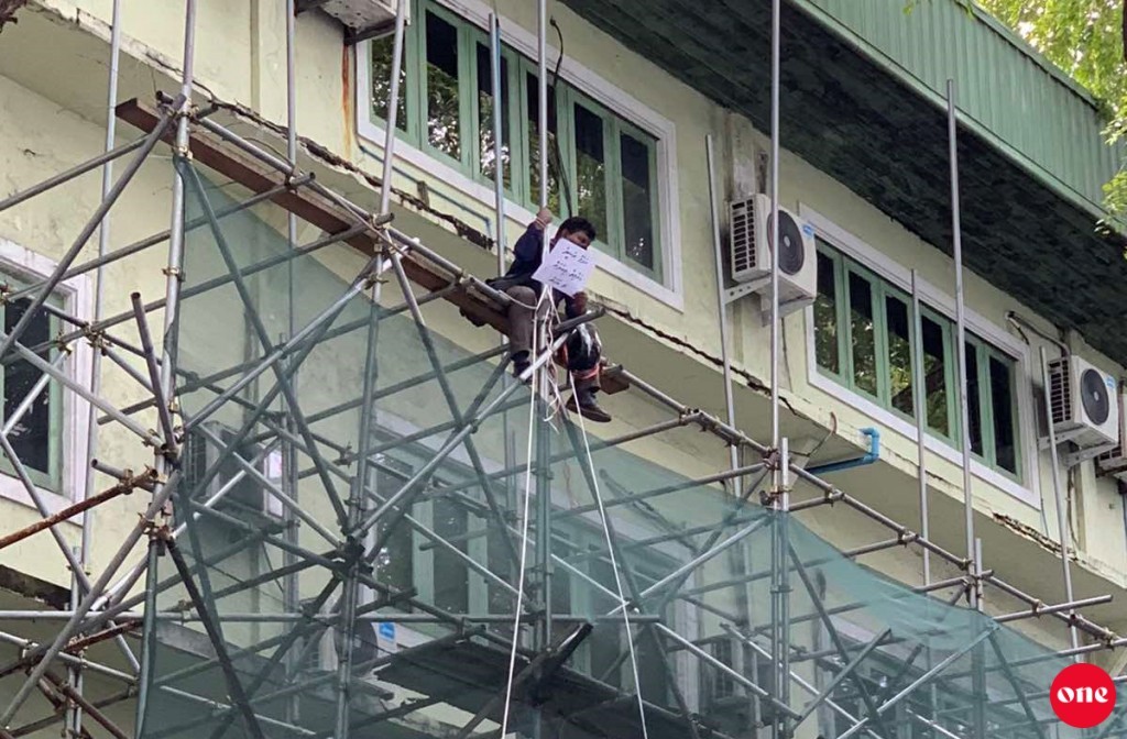 Father climbs steel support of Huravee Buildings, calls for justice for son’s death