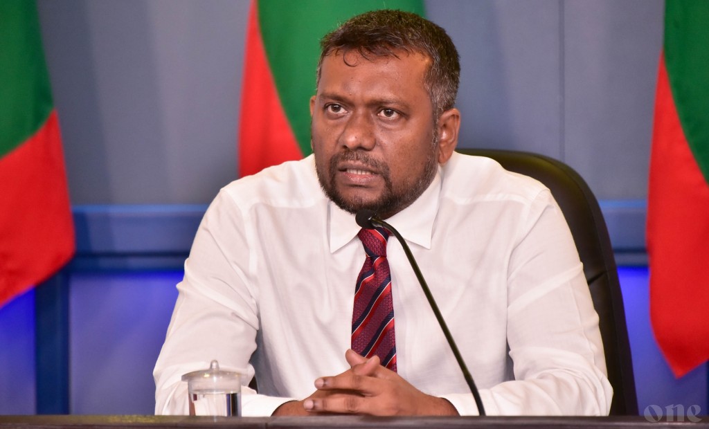 13 members sarukaara gendhiyaee Raees azulu kohfaane thee, e vaahaka dhehkee samaasaa akah: Fayyaz