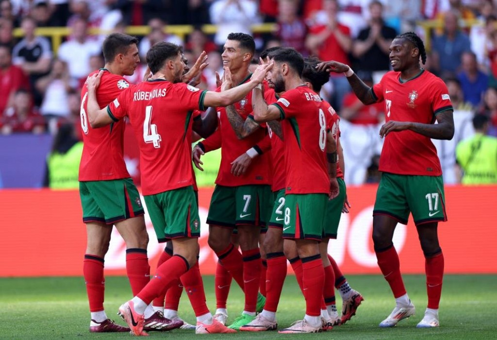 Portugal cruise past Turkey to reach last 16