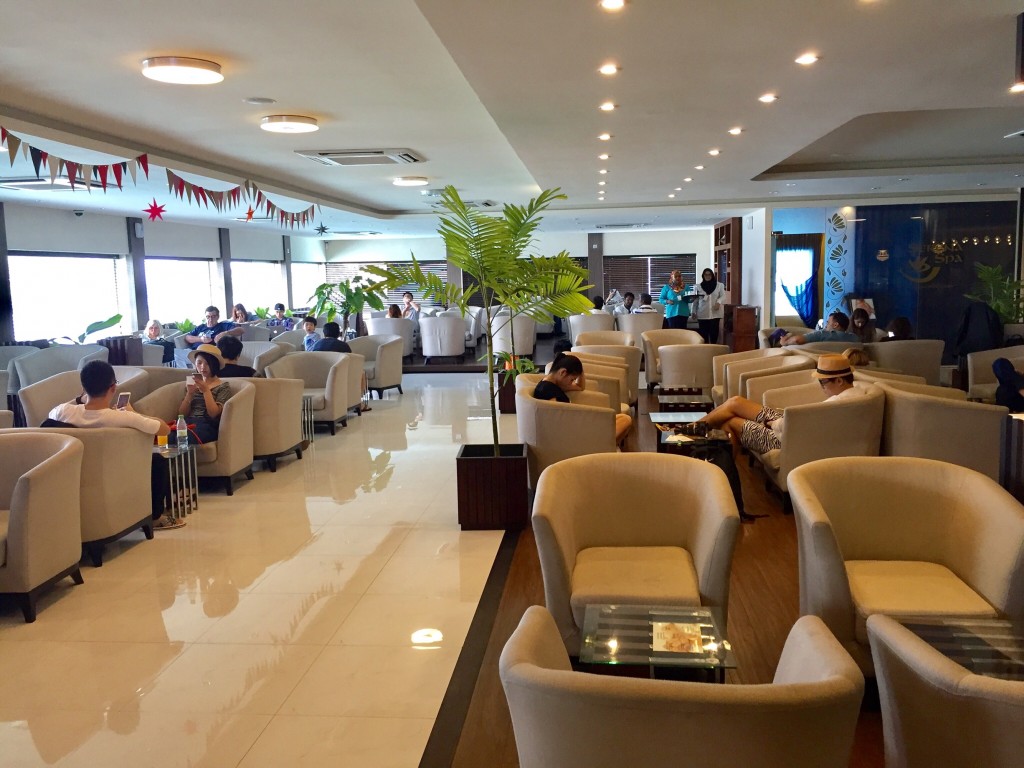 Domestic passengerunnah ticket aa eku lounge access book kurumuge furusathu Maldivian inn hulhuvaalaifi