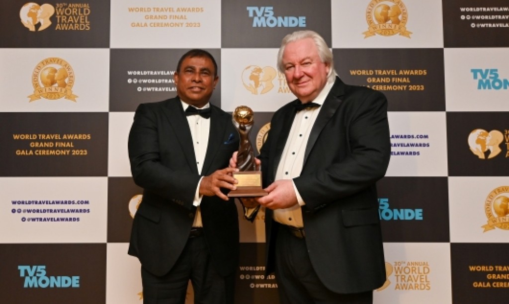 Dhuniyeyge Travel Personality of the Year ge award kureege Tourism minister Mausoom ah