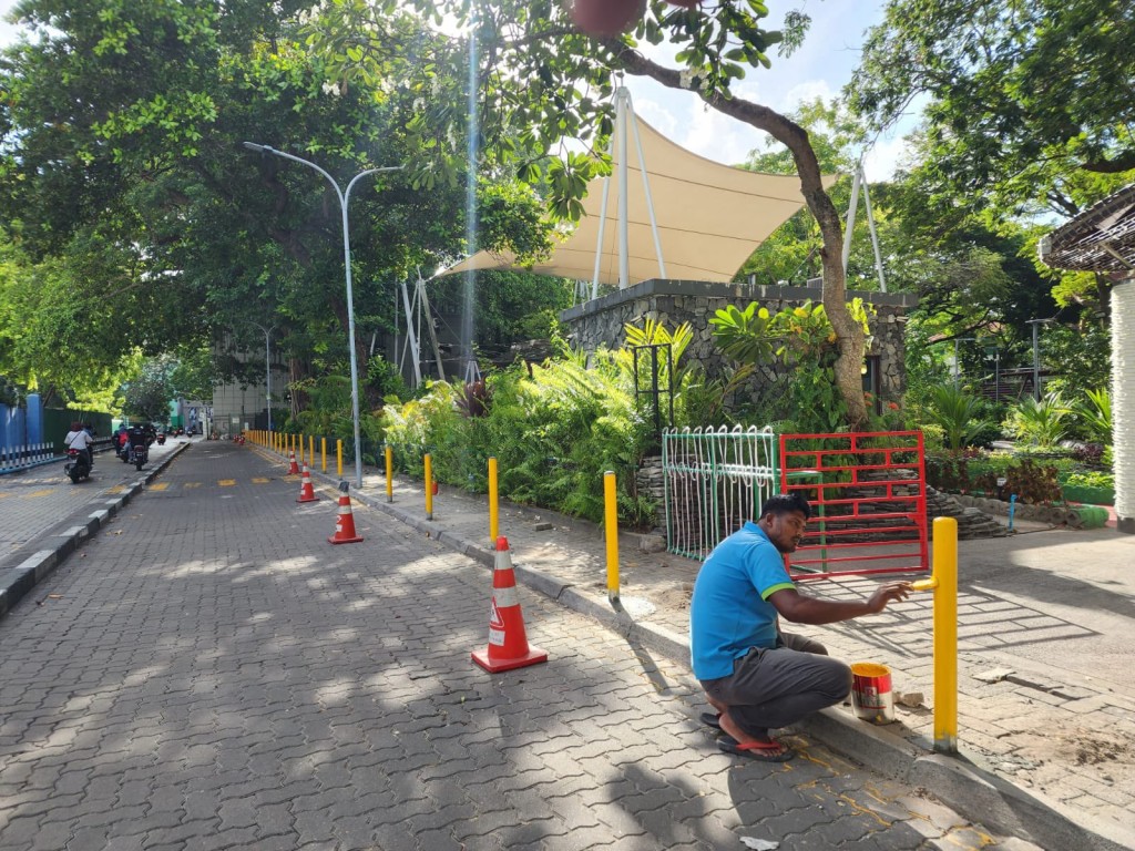 Dhuvaaru mathee vehicle park kurun huttuvumah bollard jahanee