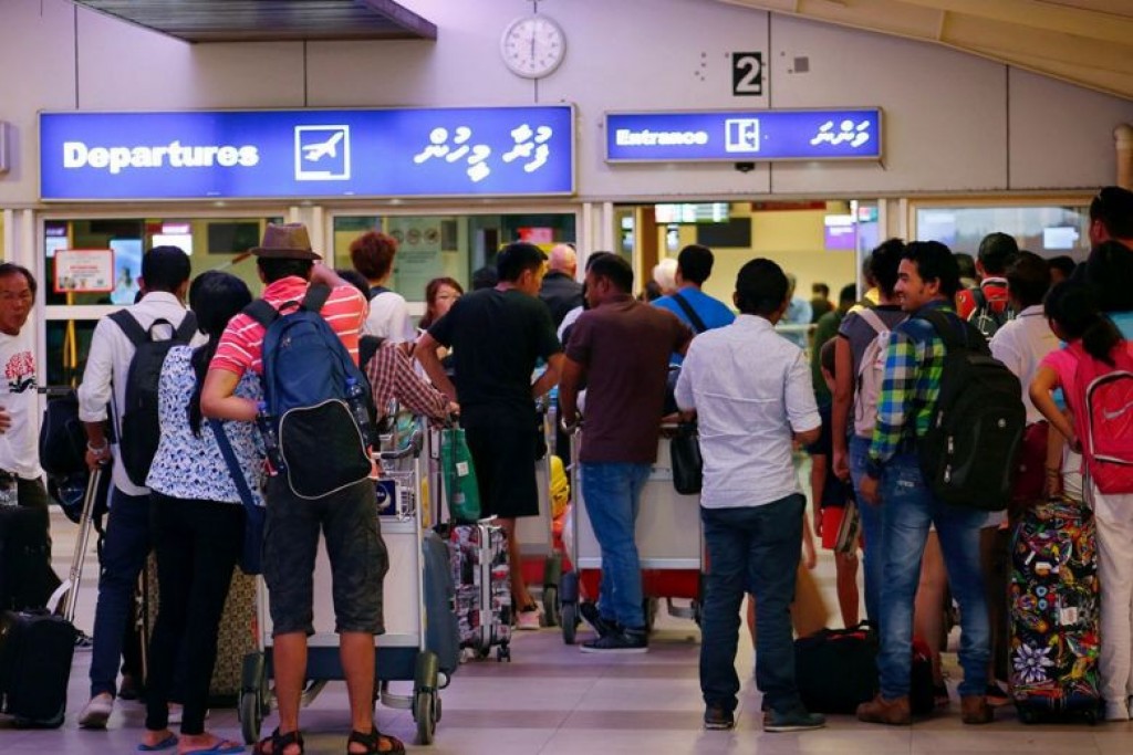 Maadhamaa airport ah baaru bodu vaanethee furaa meehun flight ge 3 gadi iru kurin dhaan edhijje