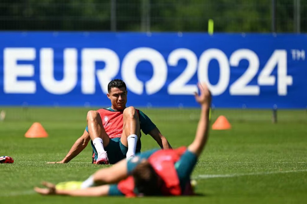 Furathama 11 ah badhalu gennaana, ekamaku Ronaldo aai keeper Costa himeneyne!
