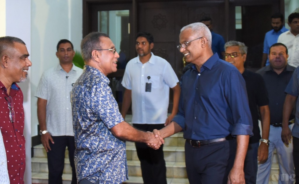 Raees, Afeef ge kibain edhivadaigennevee Majilis nuhutti hingaane gotheh hoadhaidheyn!