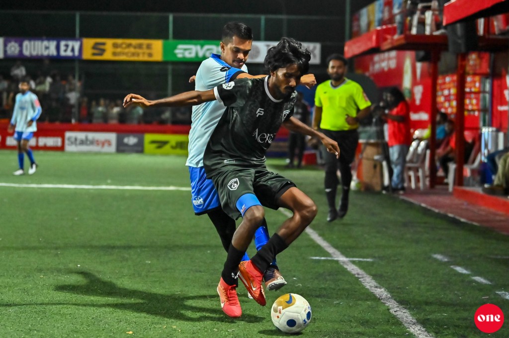 ވަން ފޮޓޯ: ގޯލްޑަން ފުޓްސަލް ޗެލެންޖް އަތޮޅު ބުރުގެ ވަރުގަދަ ކުރިމަތިލުންތައް ކުރިއަށް