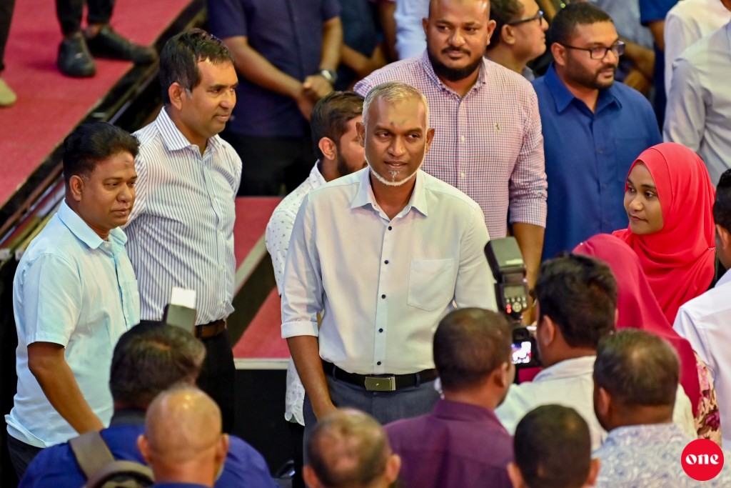 Raajjeygai beyruge sifain thiben rayyithun beynun nuvaakan safeerah dhannavaanan: Muizzu