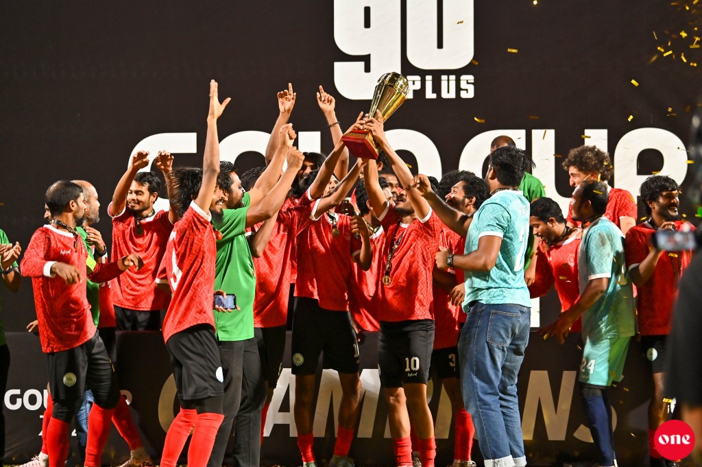 ވަން ފޮޓޯ: ގޯލްޑް ކަޕް ފައިނަލުގައި އައްޑޫ ބަލިކޮށް އޭދަފުށިން ތަށި އުފުލައިލުން