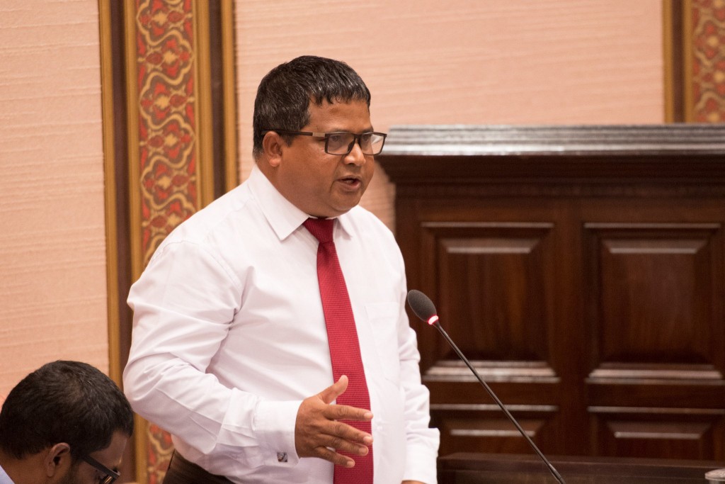 Fisheries Minister Dr. Hussein ah ruhun dheyn gaanoonee huraheh neiy kamah lafaa dheefi
