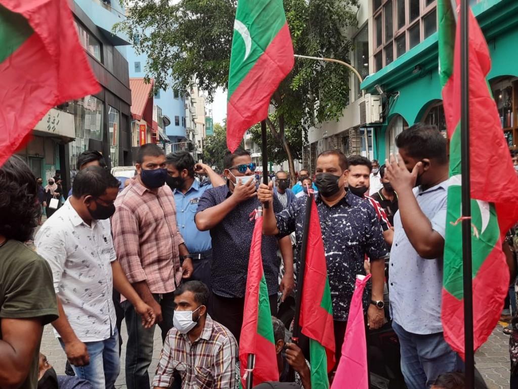 Idhikolhu muzaaharaa ge baiverin Raees Nasheed ah hamalaa dheyn ulhunu kamuge thuhumathu!