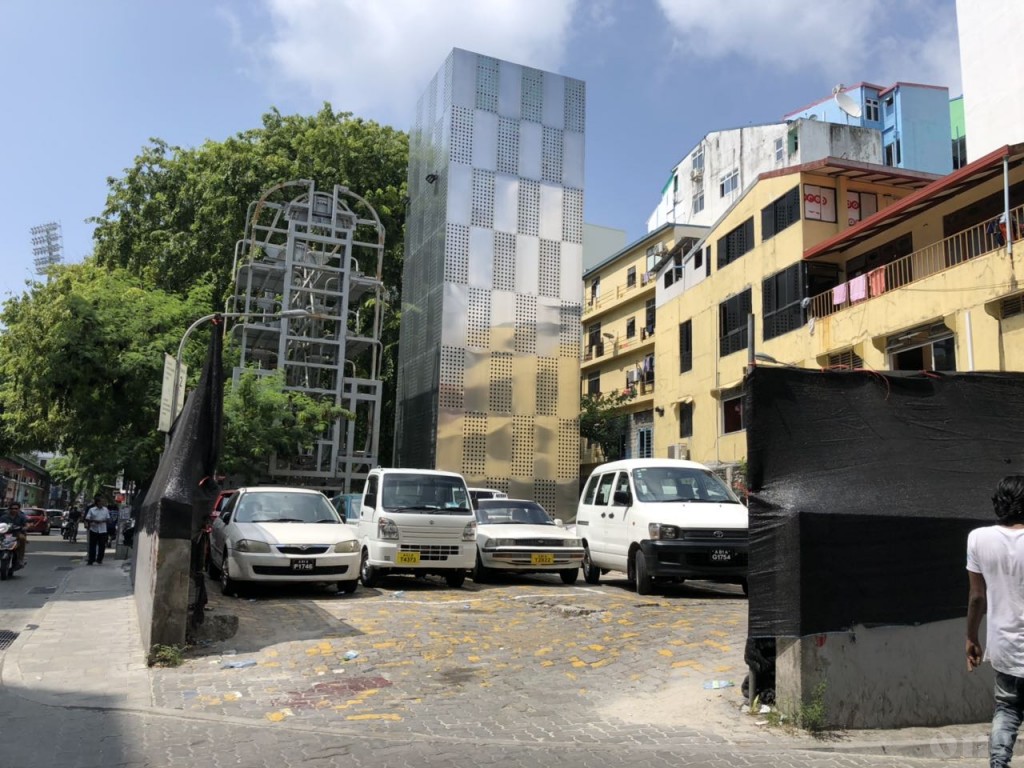 Male' gai multi story parking imaaraaiy thakeh hadhanee, furathama imaaraaiy heenaamaagey bimugai