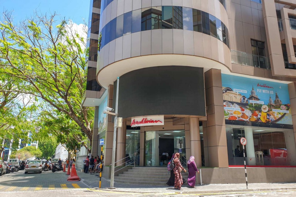 Maadhamaain feshigen Maldivian ge ticket office bandhuvaane, dhen hidhumaiy libeynee online koh