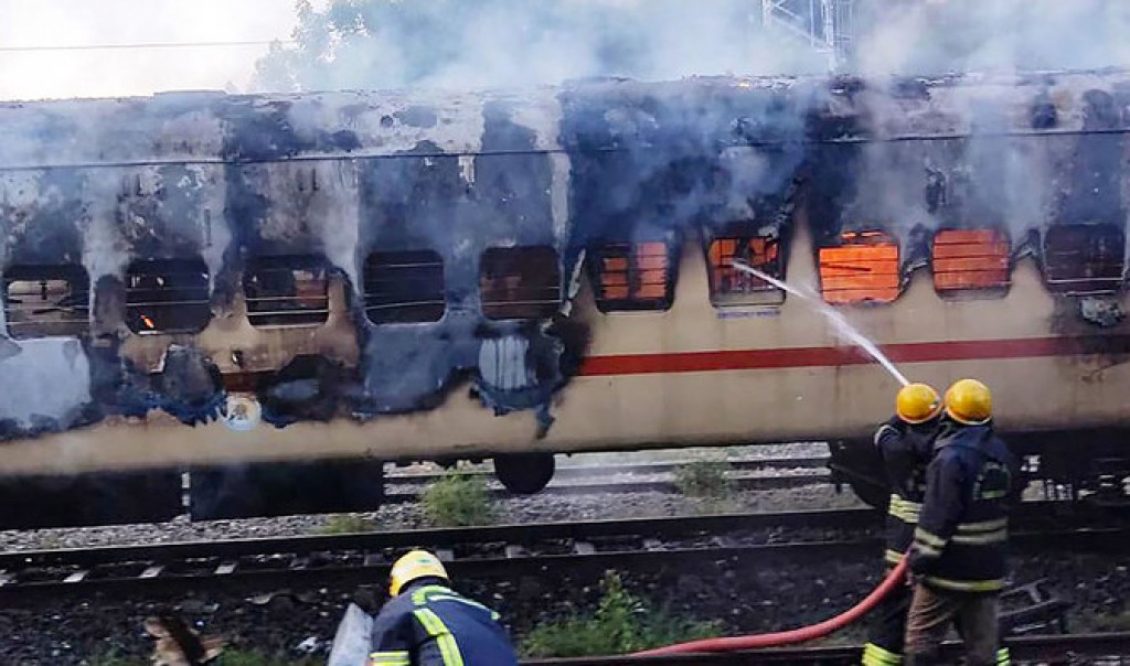 India gai reylehggai alifaanuge haadhisaaeh hingai 9 meehaku maruvehjje