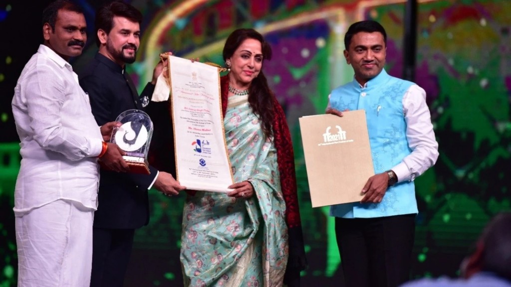 International Film Festival of India: Aharuge shakhusiyyathuge award Hema ah