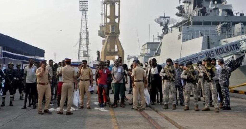 India navy in hayyaru kuri Somalia pirate in Mumbai ah gengosfi