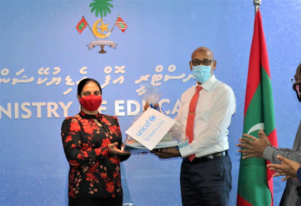 Dharivarunge kiyevun medhunukendi kuriah gendhiumah UNICEF in 420 laptop hadhiyaa koffi