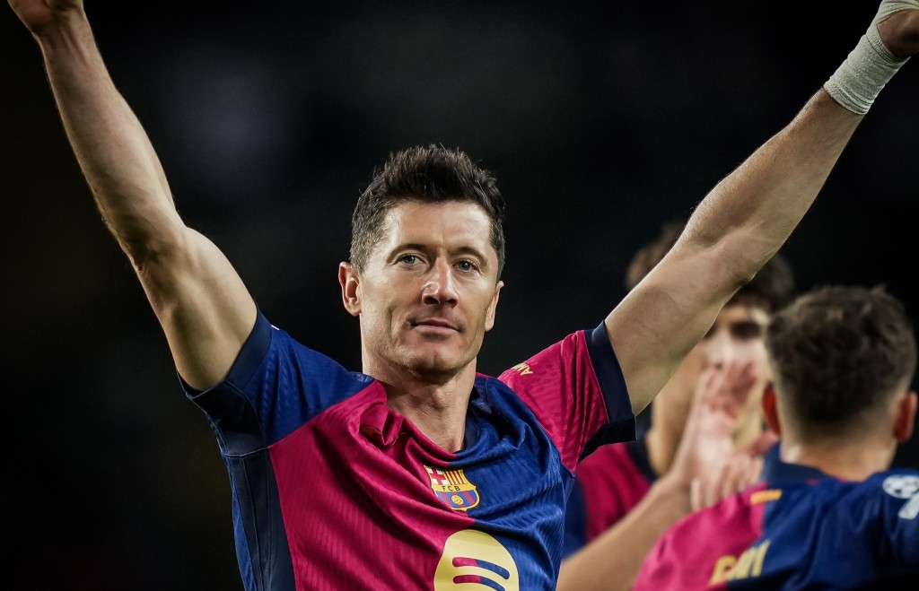 Fit namaves Inter aa dhekolhah Lewandowski fashaanee bench in