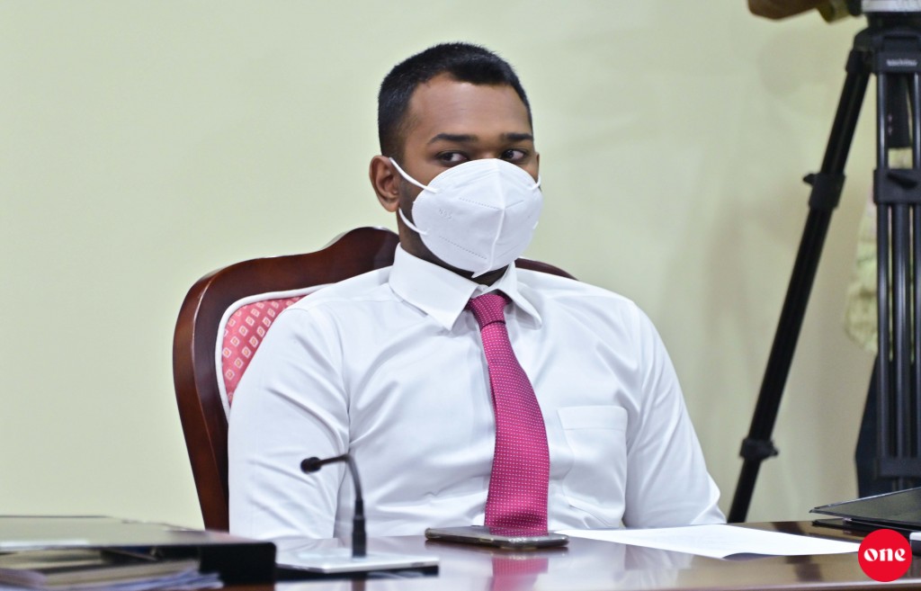Raees Nasheed ge foto vikkaigen Majlis ah hovigenthibe haalugai onnevi dhuvahu aranee karah fain: Meekaail