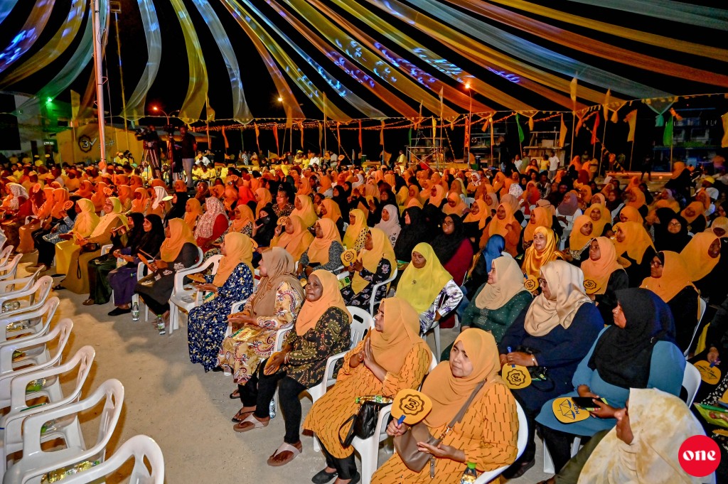 One Photo: Hinnavaru gai beyvi Raees Solih ge campaign jalsa