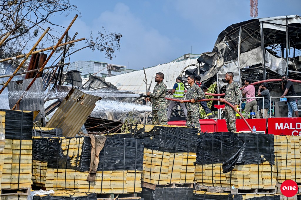 Alifaanuge haadhisaa thakuge bodu thahugeegah beyruge thajuribaa kaarunge ehee hoadhany