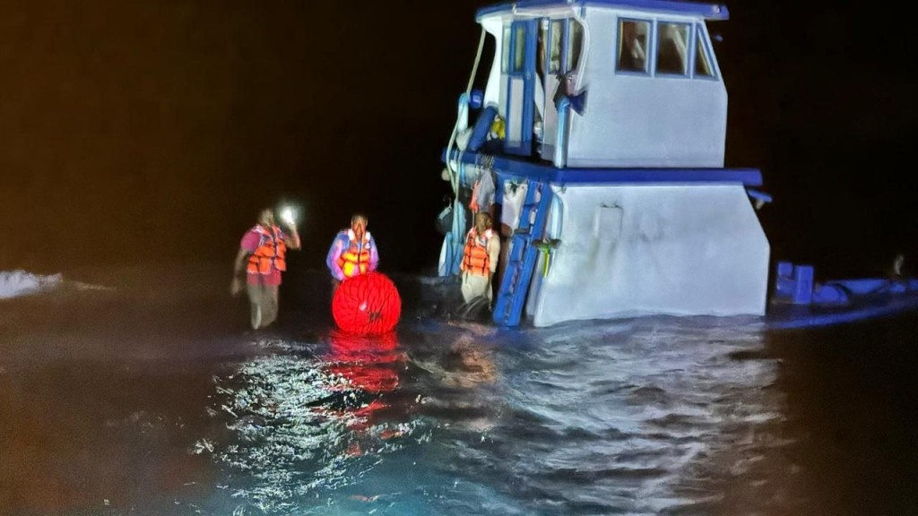 Hatharu meehunaa eku dhathuru kuramun dhiya dhoanyeh adiyah dhaathee MNDF in eheetherikan foarukoh dhenee