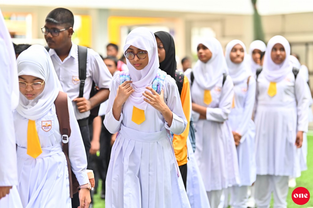 Komme roadha mahaku school thah bandhu kureveyne gotheh ballavamun gendhavaa kamah Raees vidhaalhuvejje