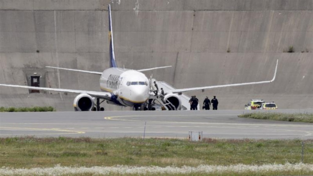 Ryan Air ge flight ehggai bomb eh oi kamah buni meehaku hayyarukohffi