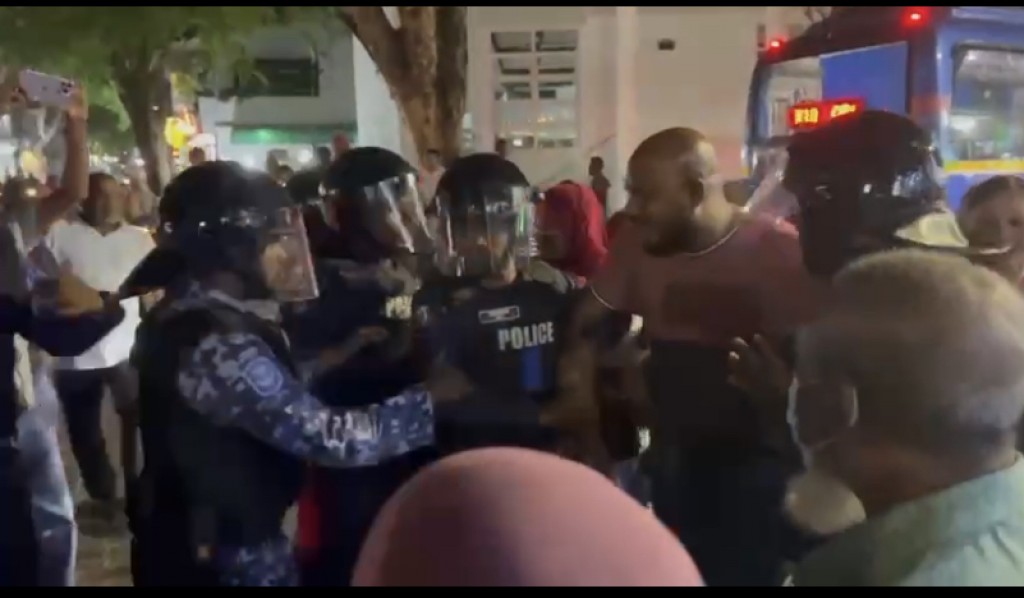 Idhikolhu muzaaharaa in Shujau hayyaru kohfi