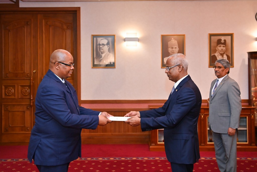 Dhekunu Africa aai Indonesia ge aa safeerun Raees ah safeeru kamuge faiykolhu aruvaifi