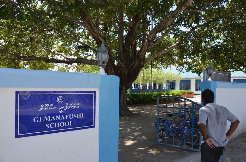 Youtube inn heynahthaa video eh balaigen Gemanafushi school dharivarehge heynehthi massala eh fenmathi vejje