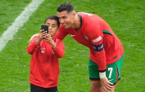 Ronaldo aaeku selfie nagan 5 meehaku dhandah, Martinez kanboduvejje