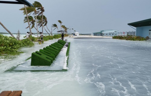 #OnePhoto: Hoarafuttah moosumee bodethi gellunthakeh, airport runway mahchah udha!