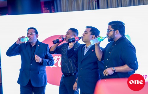 ONE photo: World Cup aa dhimaakoh Coca-Cola in varugadha promotion eh