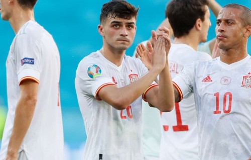 Pedri ah hifehettumeh neiy thaureefu: ''Iniesta ves 18 aharugai evarah nukulhey''