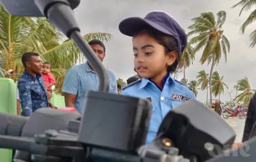 Police participate in Eid celebrations in Ihavandhoo