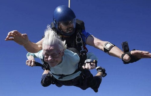 Dhuniyeyge record hedhi emme umurun dhuvasvee Skydiver maruvehjje