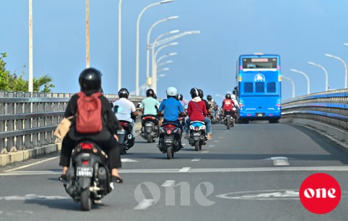 Two individuals fined for not wearing helmet on bridge