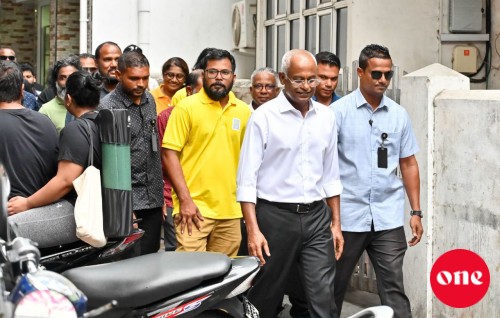 Adhives gaboolukuranee rayyithunnah rangalhuvaanee riyaasee nizaamu kamah, goiy ninmaanee party inn: Raees
