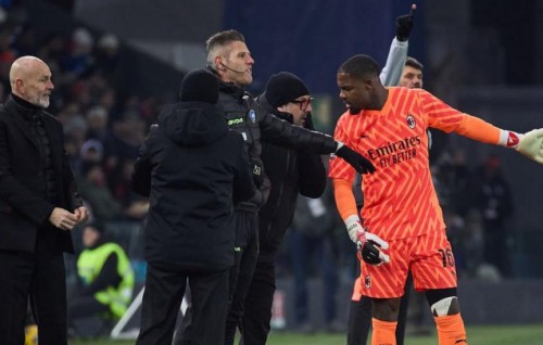 Milan keeper Mike ah nasleegothun dhimaakuri  4 supporter aku umurah ban koffi