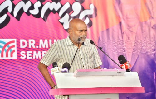 Muizzu ah thaaeedhu kurahvan ninmee gaumee verikamei kohdhevaanei thee: Munavvaru