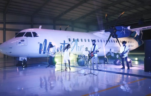 Manta Air ge theme lava, Warner Music in ganefi